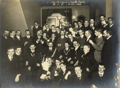 805319 Groepsportret van leden van de Utrechtsche Studenten Bond (USB) bij de installatiebijeenkomst tijdens het 3e lustrum.